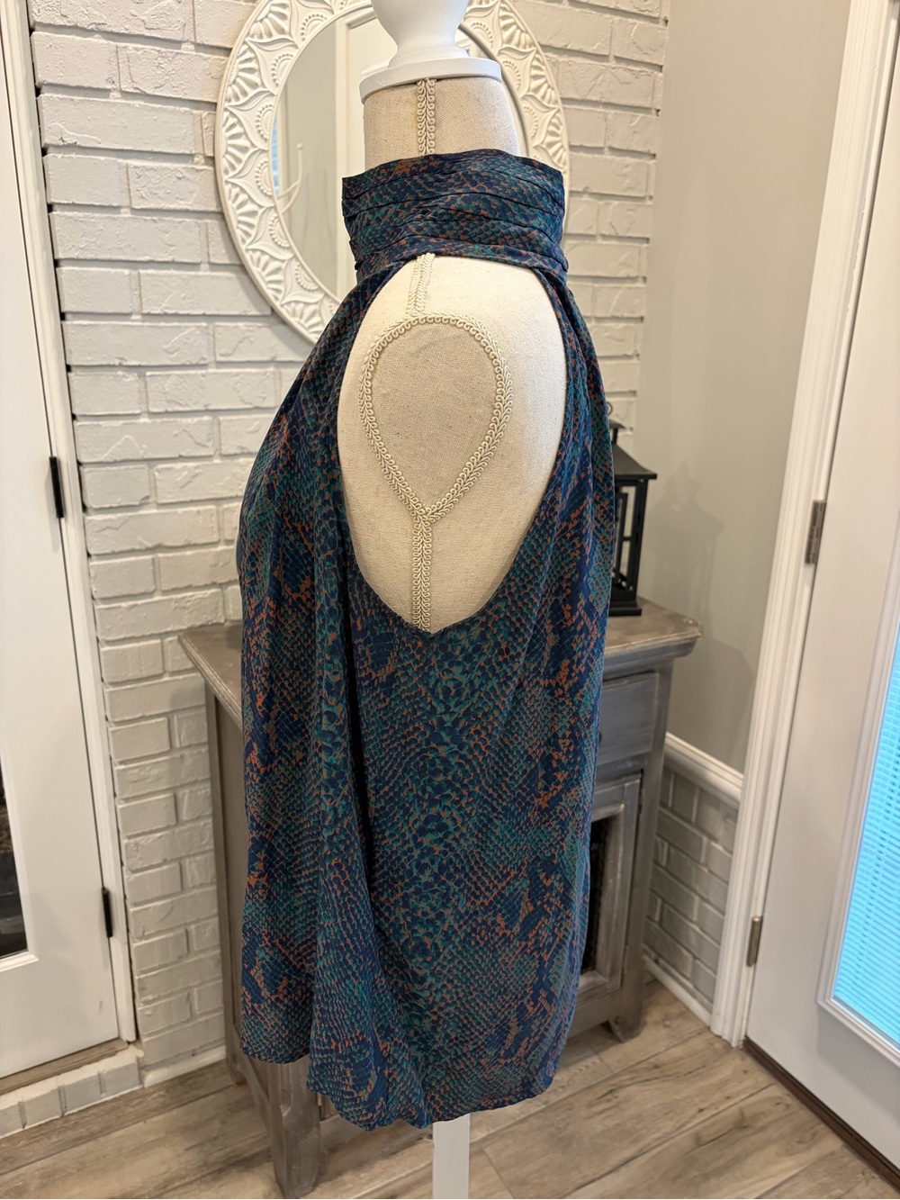 Joie Sleeveless Silk Blouse Snakeskin high neck Career Elegant Chic Business - Picture 5 of 10